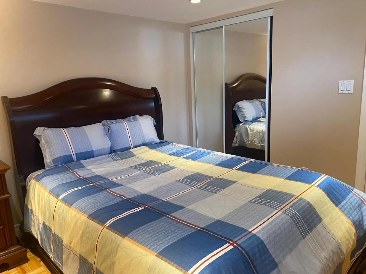 ホームステイ Nice Bedrooms In North York, Ontario トロント